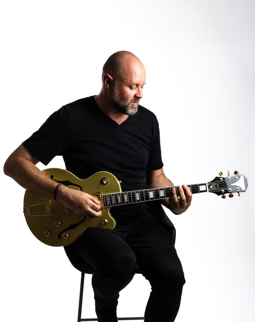 02_guitare_fond_blanc-1-810x1024 NHIMALIA : Serge Alarcon, un artiste rock qui compose depuis Pertuis