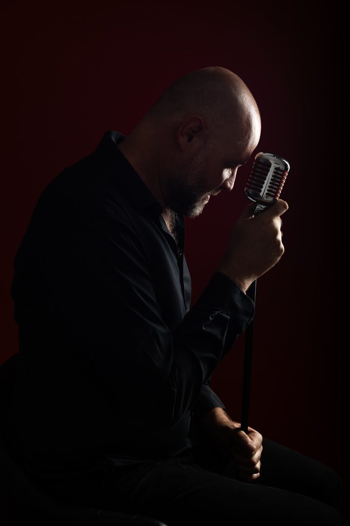 03_micro_fond_rouge-683x1024 NHIMALIA : Serge Alarcon, un artiste rock qui compose depuis Pertuis
