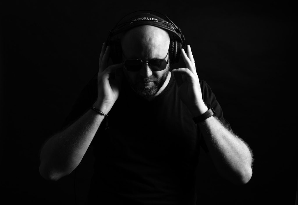 04_casque_noir_et_blanc-1-1024x705 NHIMALIA : Serge Alarcon, un artiste rock qui compose depuis Pertuis