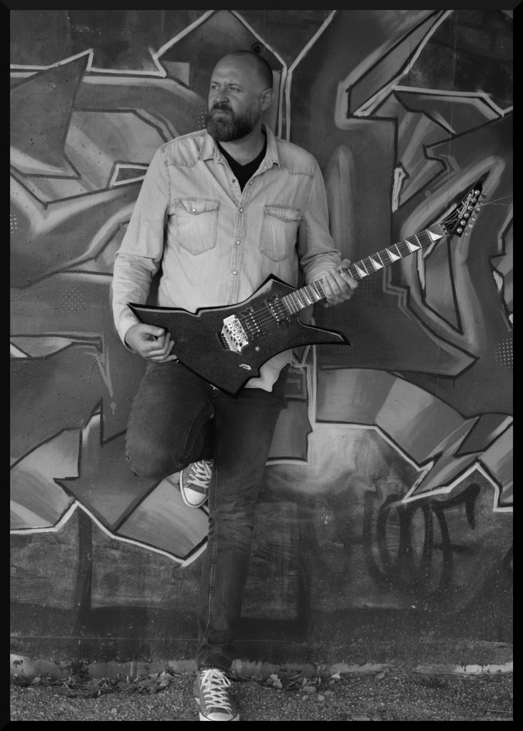 05_guitare_graffiti_noir_et_blanc-732x1024 NHIMALIA : Serge Alarcon, un artiste rock qui compose depuis Pertuis