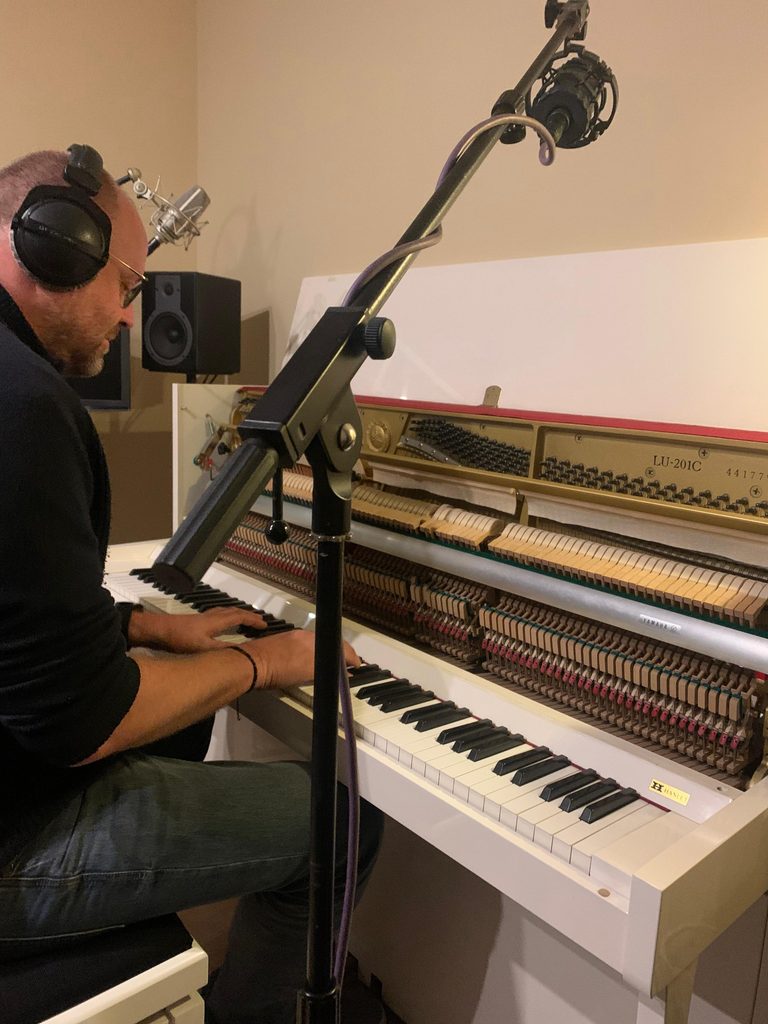 06_piano_studio-768x1024-1 NHIMALIA : Serge Alarcon, un artiste rock qui compose depuis Pertuis