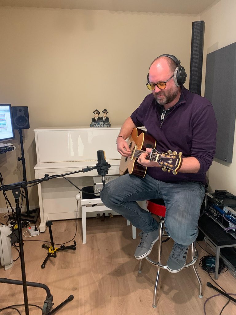07_guitare_acoustique_studio-768x1024-1 NHIMALIA : Serge Alarcon, un artiste rock qui compose depuis Pertuis