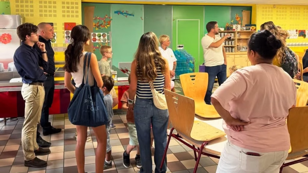 les-enfants-ont-pu-decouvrir-lorganisation-dun-self-dans-les-ecoles-du-primaire-1789649632_43e9504064aa627e9504064aa2be95v_-1024x576 Nombre de repas, animations, bio : on fait le point sur l’organisation de la cantine scolaire à Pertuis